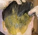 後頭部にペーストを塗った様子
