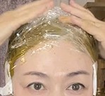 ラップで髪を覆った様子