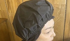 ヘナキャップをかぶった様子